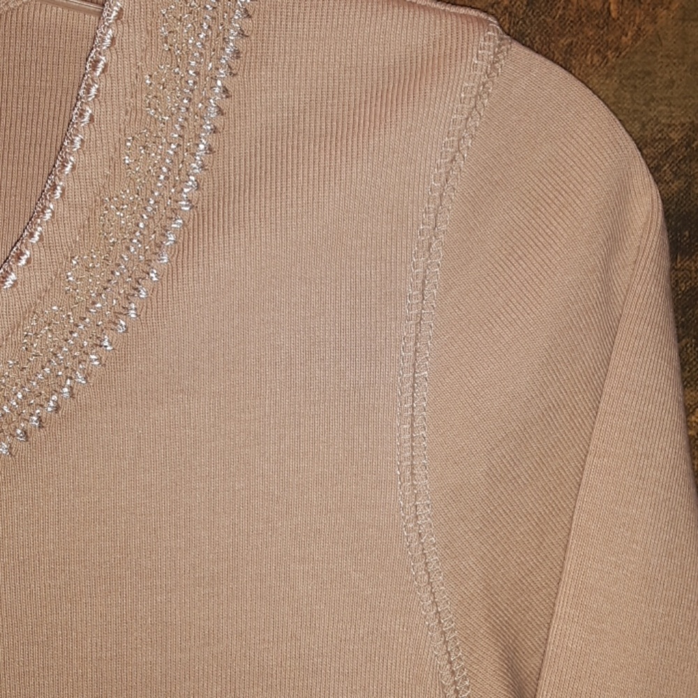 Ladies top - Picture 4 of 4